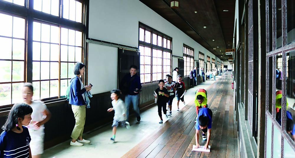 日本一の長い廊下　雑巾がけ体験
